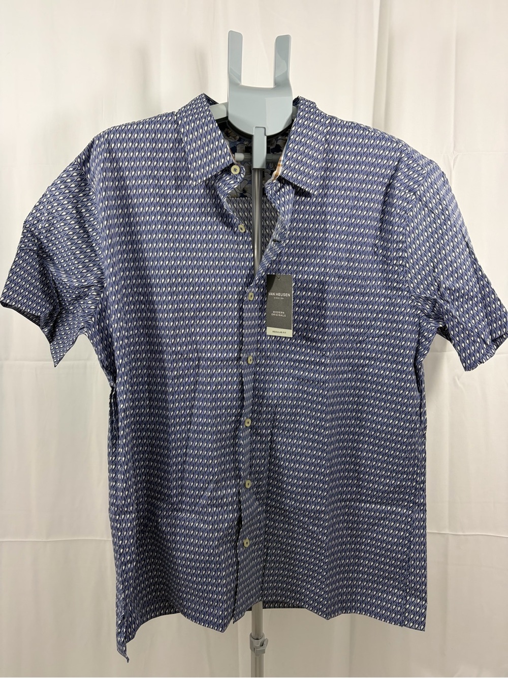 NWT Van Heusen Women’s Size XL Blue Short-Sleeve Button-Down Shirt